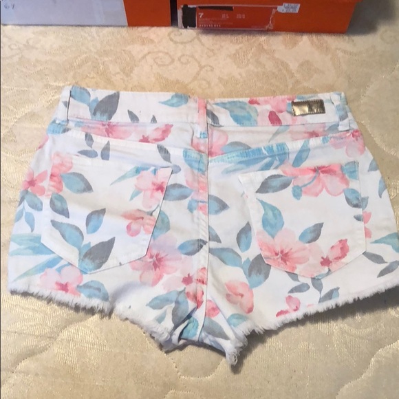 SHORTS - Picture 2 of 2